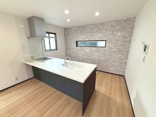 城山団地1丁目　新築戸建てのキッチン|リビングを見渡せる対面式システムキッチンです。食器洗浄乾燥機付き。