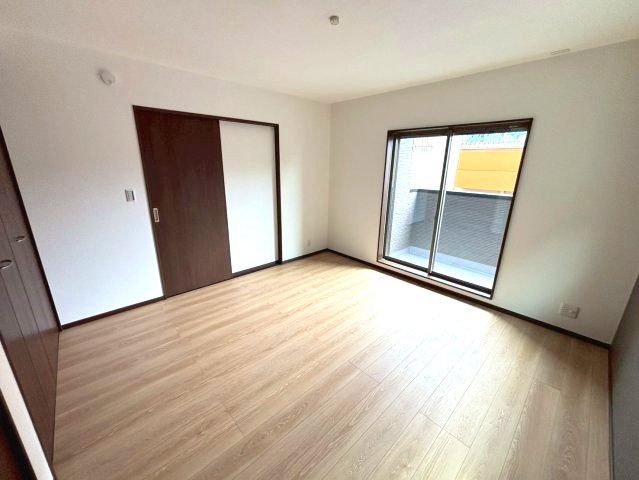 城山団地1丁目　新築戸建ての洋室|8帖のゆとりのある洋室です。クローゼットも2カ所あり、主寝室におすすめです。