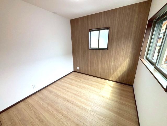 城山団地1丁目　新築戸建ての洋室|4.5帖の洋室です。2面採光で明るく子供部屋におすすめです。