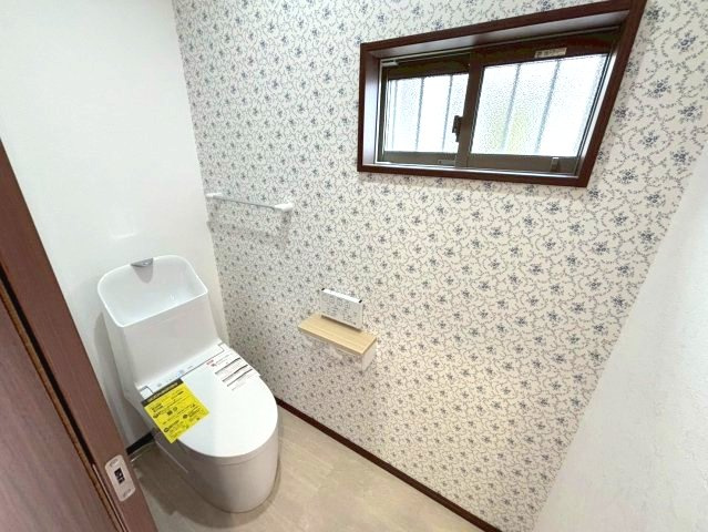 城山団地1丁目　新築戸建てのトイレ|1階は温水洗浄便座トイレです。手洗い場付き。