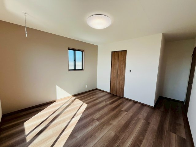 加須市下高柳　第13期　全7邸の洋室|〇3号棟　主寝室　8.7帖〇
バルコニーに面した主寝室に大型ウォークインクロゼット完備！パイプや枕棚で空間を立体的に使います。衣類の種類や使用頻度に合わせて整頓できます（＾＾）
2025年11月撮影