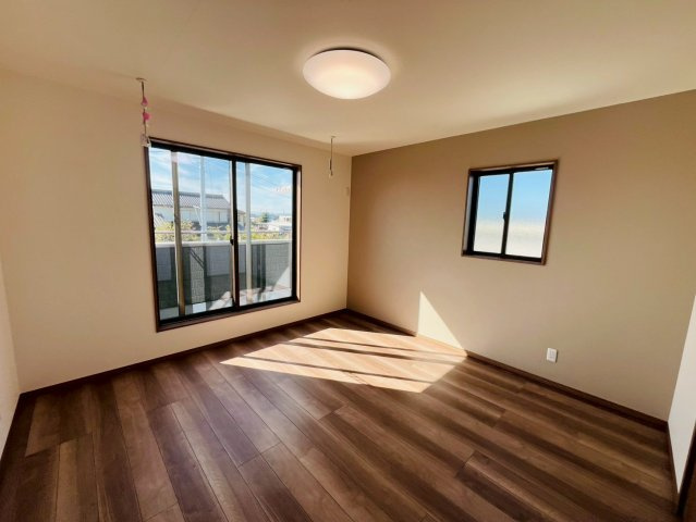 加須市下高柳　第13期　全7邸の洋室|〇3号棟　主寝室　8.7帖〇
バルコニー面するウォークインクローゼット付き主寝室。バルコニーへ出入りすることが出来るのでお布団を干す際にとても便利です♪
2025年11月撮影