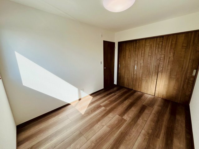 加須市下高柳　第13期　全7邸の洋室|〇3号棟　洋室　6帖〇
各居室に収納がございますので最大限お部屋を広く使うことができます♪
2025年11月撮影