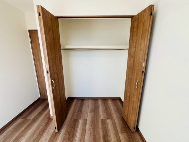 加須市下高柳　第13期　全7邸の収納|〇3号棟　洋室　5.1帖〇
クローゼットはパイプハンガー付きなので、お子様でも上手に収納できます（＾＾）
2025年11月撮影