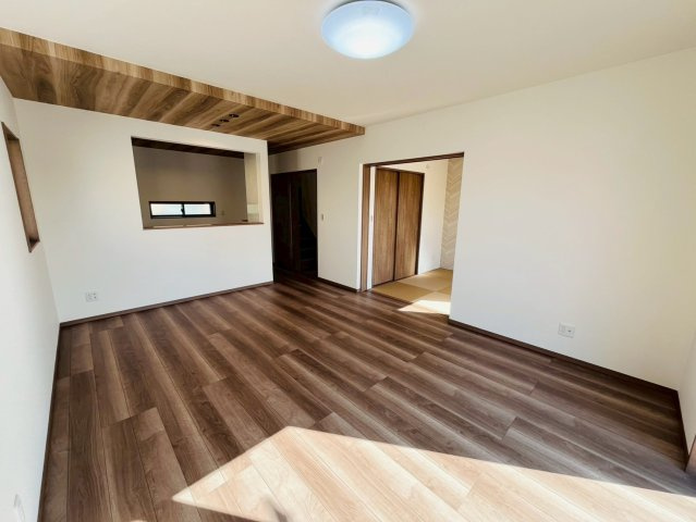 加須市下高柳　第13期　全7邸の居間・リビング|〇3号棟　リビング〇
奥行きのあるリビング。対面キッチンなので、家族との会話を楽しみながら料理を作ることができます♪
2025年11月撮影