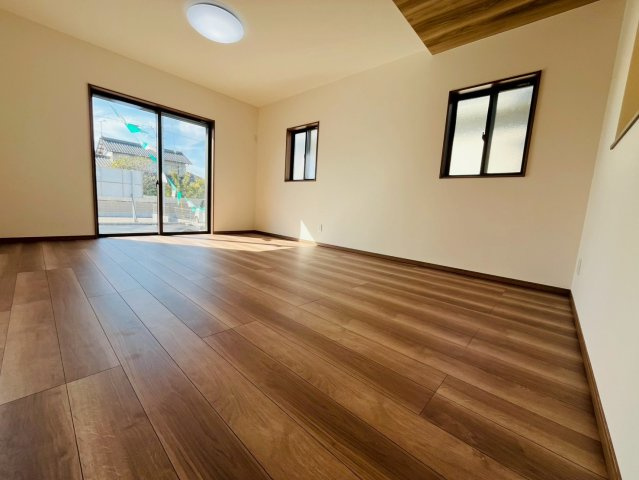 加須市下高柳　第13期　全7邸の居間・リビング|〇3号棟　リビング〇
落ち着きのある木目調目のリビング。15.7帖の空間でゆったりとした時間を過ごすことができます♪
2025年11月撮影