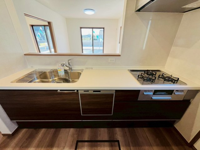 加須市下高柳　第13期　全7邸のキッチン|〇3号棟　リビング〇
お料理をしながら、後片付けをしながら会話がはずむ対面キッチン。リビングが見渡せるので小さいお子様がいても安心です。
2025年11月撮影