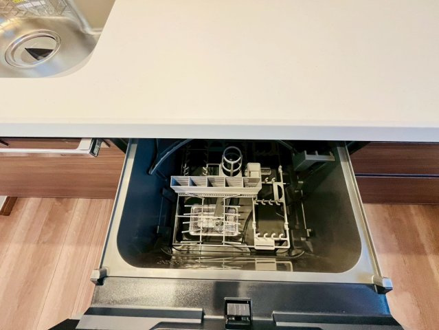 加須市下高柳　第13期　全7邸のキッチン|〇3号棟　リビング〇
時短、節水にもなる食洗機付きキッチン♪洗い物を気にせずに食器が使えるので、ノンストレスで楽しくお料理を作ることができます（＾＾）
2025年11月撮影