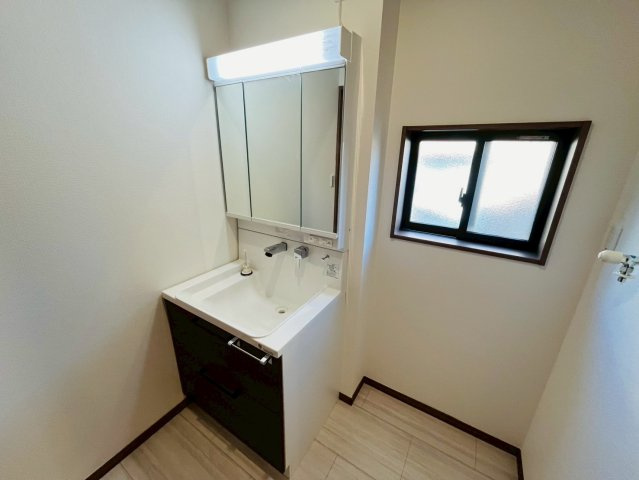 加須市下高柳　第13期　全7邸の独立洗面台|〇3号棟　洗面台〇
三面鏡の大きな洗面台は、収納スペースも充実♪鏡の裏も収納スペースになっております。
2025年11月撮影