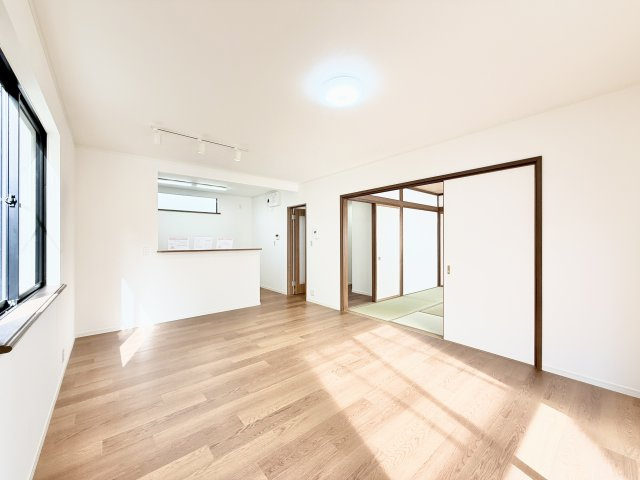 中央区上新屋町の居間・リビング|和室とつなげて使える、ゆとりあるリビング空間です。
