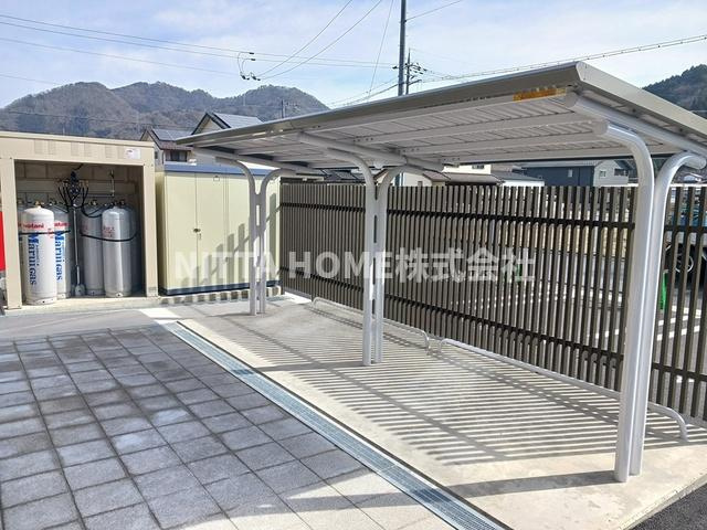 シャルム朝来のエントランス|屋根付きの駐輪場は無料です◎