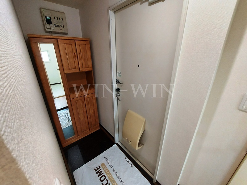 フレグランス三ツ相 B棟の玄関