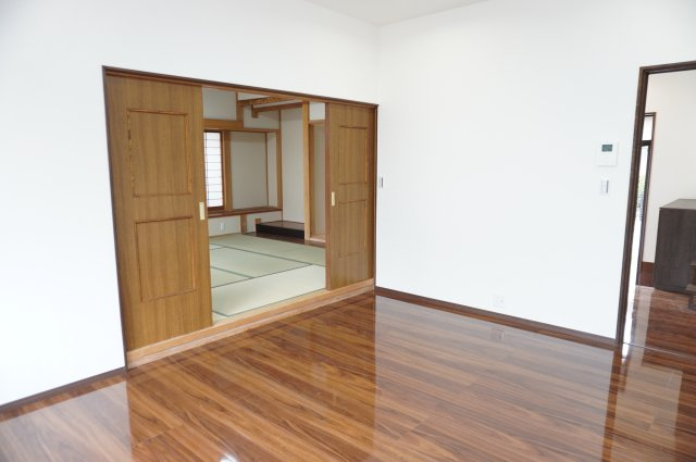 越谷市大字大道 中古戸建の居間・リビング