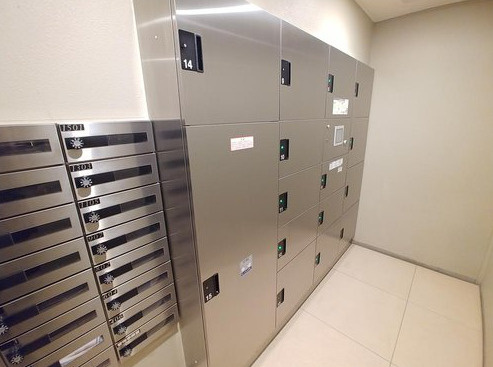 シャリエ新大阪の設備|◆留守でも荷物の受け取りができる宅配ボックス完備！再配達を依頼する手間が省けます♪