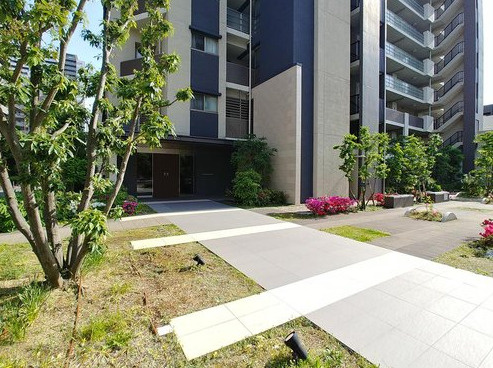 シャリエ新大阪のエントランス|◆みどりが植栽された彩り豊かなマンションエントランスです！