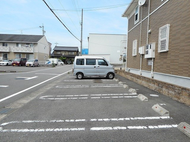 メゾン・シェーネの駐車場