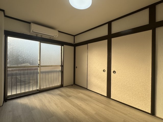 松島四丁目マンションの寝室|西向きで日当たり良好