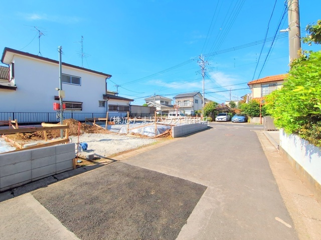 野田市尾崎第16　新築戸建　4号棟の前面道路含む現地写真|二方 ： 西 5.7m 公道、北 4.5m 公道