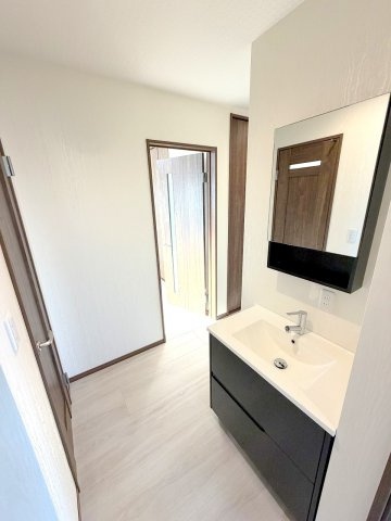 羽村市羽加美1丁目　ホームエレベーター付き3階建６LDKの独立洗面台