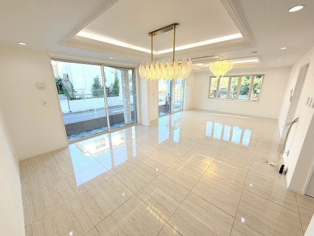 羽村市羽加美1丁目　ホームエレベーター付き3階建６LDKの居間・リビング