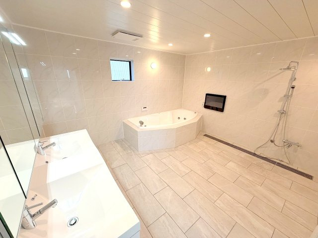 羽村市羽加美1丁目　ホームエレベーター付き3階建６LDKの浴室