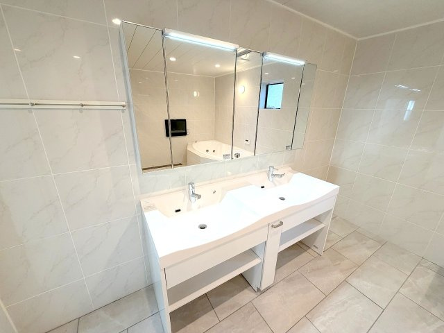 羽村市羽加美1丁目　ホームエレベーター付き3階建６LDKの独立洗面台