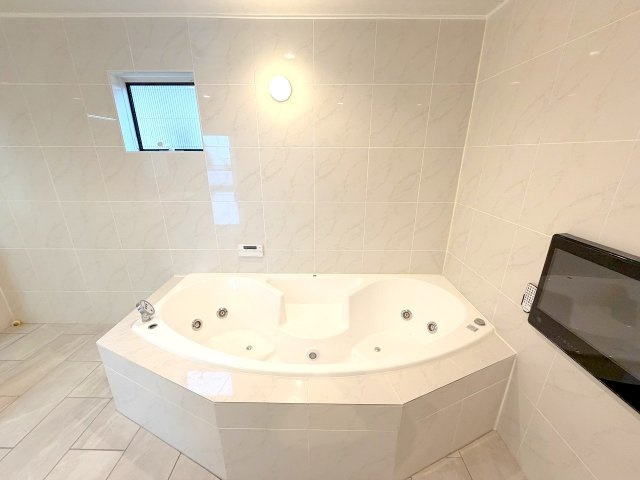 羽村市羽加美1丁目　ホームエレベーター付き3階建６LDKの浴室