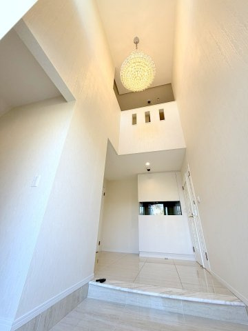 羽村市羽加美1丁目　ホームエレベーター付き3階建６LDKの玄関