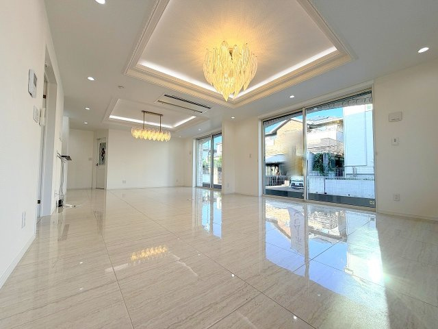 羽村市羽加美1丁目　ホームエレベーター付き3階建６LDKの居間・リビング