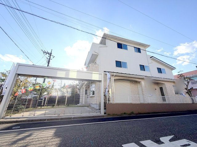 羽村市羽加美1丁目　ホームエレベーター付き3階建６LDKの前面道路含む現地写真