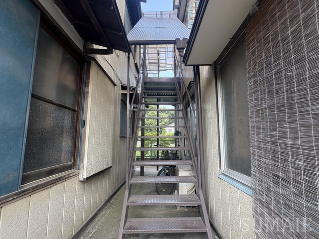 内田荘Aのエントランス|外階段です☆