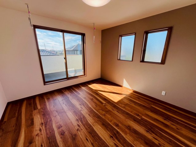 加須市下高柳　第13期　全7邸の洋室|〇7号棟　主寝室　8.2帖〇
バルコニー面するウォークインクローゼット付き主寝室。バルコニーへ出入りすることが出来るのでお布団を干す際にとても便利です♪
2025年11月撮影