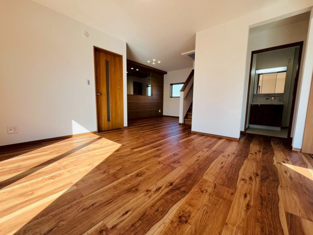 加須市下高柳　第13期　全7邸の居間・リビング|〇7号棟　リビング〇
広々17.9帖の大空間！リビング階段で「おはよう」から「おやすみ」まで、自然と家族のコミュニケーションが生まれる設計です♪
2025年11月撮影