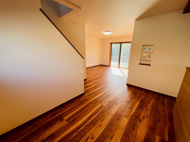 加須市下高柳　第13期　全7邸の居間・リビング|〇7号棟　リビング〇
落ち着きのある木目調目のリビング。17.9帖の空間でゆったりとした時間を過ごすことができます♪
2025年11月撮影