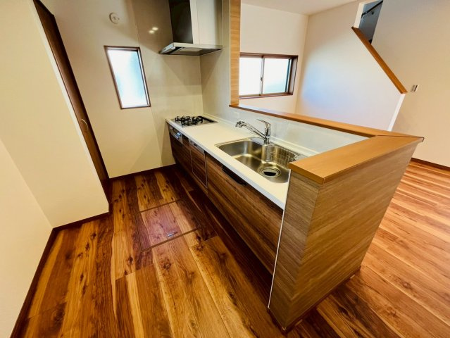 加須市下高柳　第13期　全7邸のキッチン|〇7号棟　キッチン〇
開放感のある対面式キッチン♪広々しているので、ご夫婦で会話を楽しみながらお料理をすることができます（＾＾）
2025年11月撮影