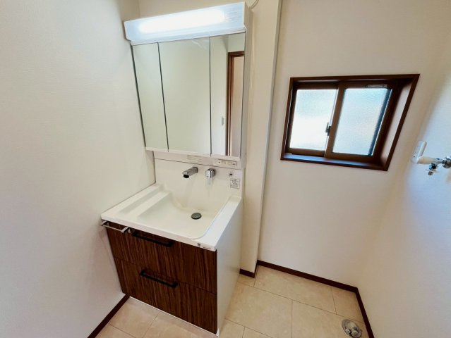 加須市下高柳　第13期　全7邸の独立洗面台|〇7号棟　洗面台〇
三面鏡の大きな洗面台は、収納スペースも充実♪鏡の裏も収納スペースになっております。
2025年11月撮影