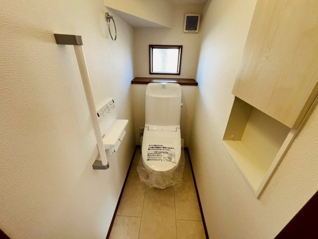 加須市下高柳　第13期　全7邸のトイレ|〇７号棟　浴室〇
収納＆タオル掛け付きトイレ。ご家族様が多いご家庭の方も安心の1、2階トイレ完備！
2025年11月撮影