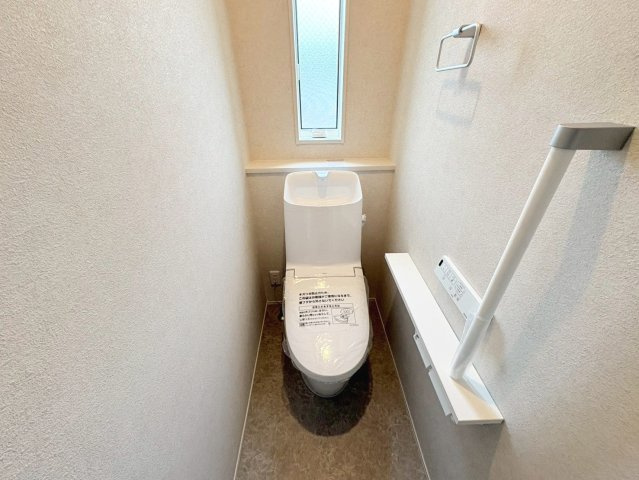 新築戸建　岐阜市朝霧町　全2区画分譲のトイレ|節水省エネの温水洗浄便座です。お掃除のしやすさを究めたフチなし形状でお手入れ楽々。