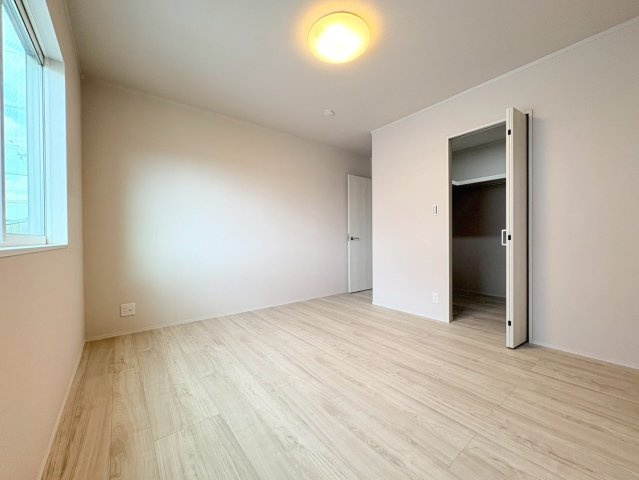 新築戸建　岐阜市朝霧町　全2区画分譲の寝室|全居室にたっぷり収納できる大型収納を設置。窓ガラスは断熱性能や結露防止効果の高いペアガラスです。