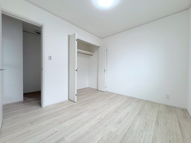 新築戸建　岐阜市朝霧町　全2区画分譲の洋室|全居室にたっぷり収納できる大型収納を設置。窓ガラスは断熱性能や結露防止効果の高いペアガラスです。