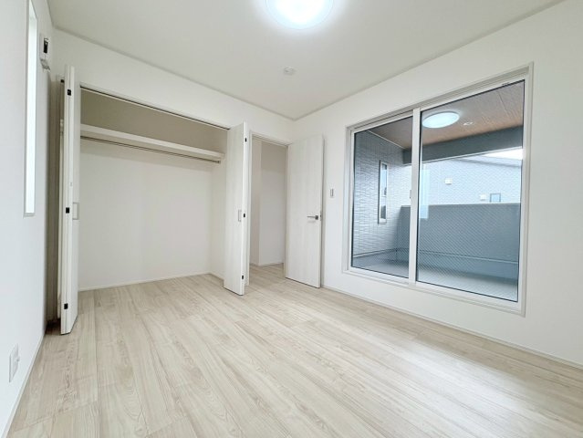 新築戸建　岐阜市朝霧町　全2区画分譲の洋室|全居室にたっぷり収納できる大型収納を設置。窓ガラスは断熱性能や結露防止効果の高いペアガラスです。