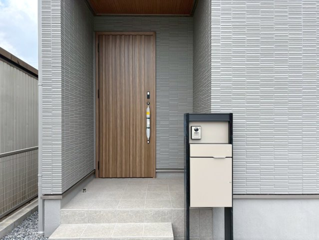 新築戸建　岐阜市朝霧町　全2区画分譲の玄関|玄関ドアの鍵はディンプルキーと内側はサムターンキーになっており防犯性の高い仕様になっています。