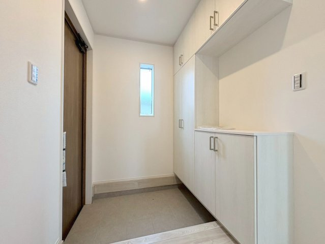 新築戸建　岐阜市朝霧町　全2区画分譲の玄関|大容量のシューズ収納付きで玄関周りもすっきり！玄関ドアからの光が玄関ホールを明るくしてくれます。