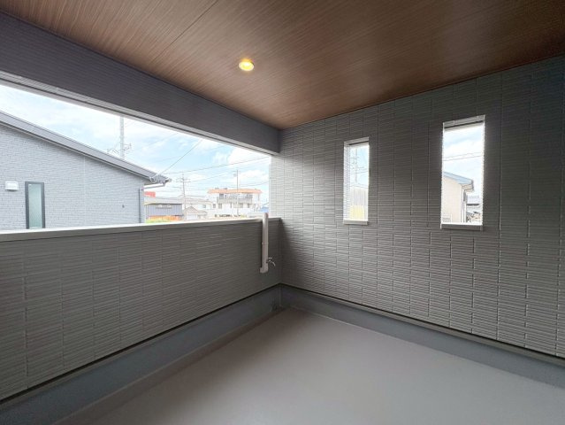 新築戸建　岐阜市朝霧町　全2区画分譲のバルコニー|バルコニーは南向きで洗濯物もよく乾きます！バルコニーの掃除や家庭菜園の水やりに便利な蛇口付き！