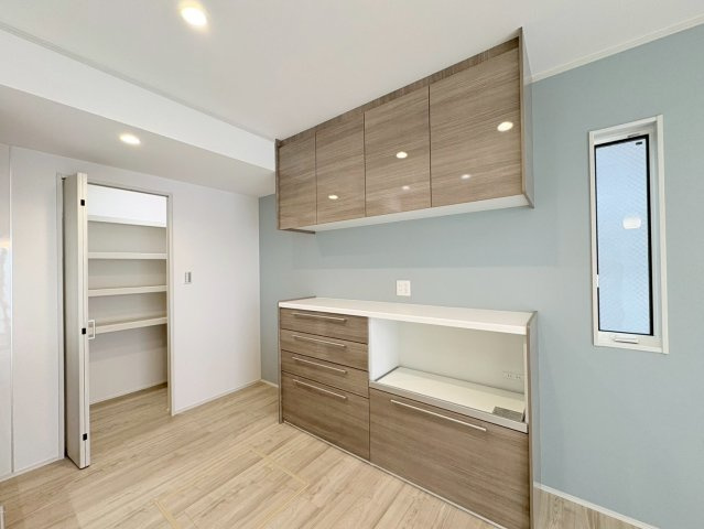 新築戸建　岐阜市朝霧町　全2区画分譲の設備|大容量収納でキッチンをすっきり保つカップボード。毎日のキッチン時間をより快適にします。