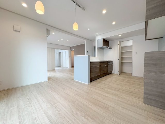 新築戸建　岐阜市朝霧町　全2区画分譲の居間・リビング|南向きで日当たりもよく大きな窓がリビング全体に光と風を運びます。ご家族でゆとりある暮らしができます。