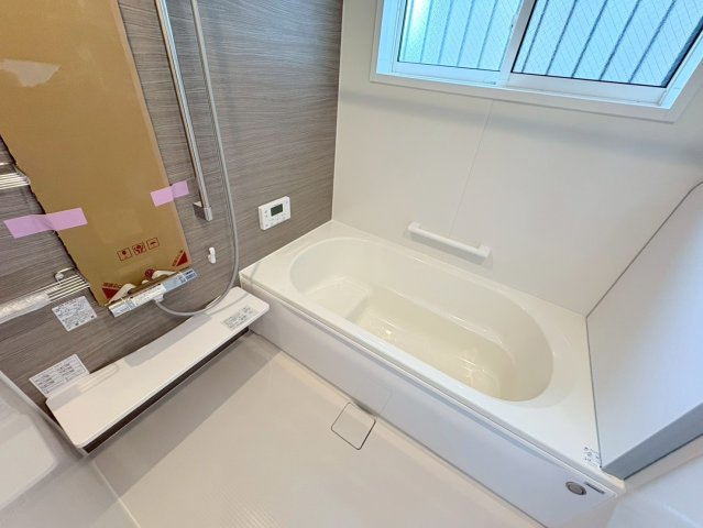 新築戸建　岐阜市朝霧町　全2区画分譲の浴室|１坪タイプのバリアフリー設計でゆったりとくつろげる浴室・浴槽です。タイル床でカビの発生を抑制します。