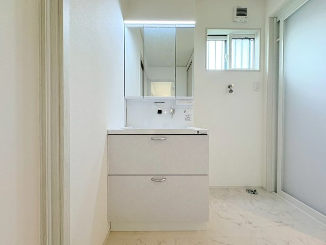新築戸建　岐阜市朝霧町　全2区画分譲の独立洗面台|洗面洗髪化粧台です。物件により三面鏡または一面鏡の場合があります。詳しくは担当者までお問合せ下さい。