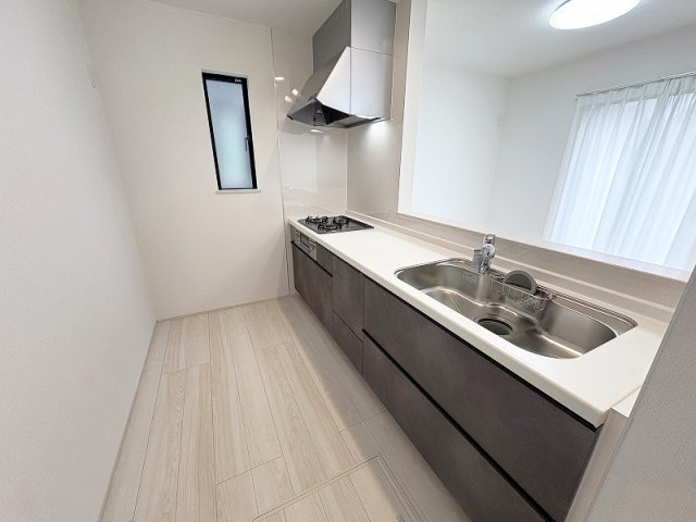 【キッチン】 | 新座市野寺2丁目　新築一戸建住宅　全1棟　(保谷店) | 収納豊富なシステムキッチンで調理道具がスッキリと片付きます。