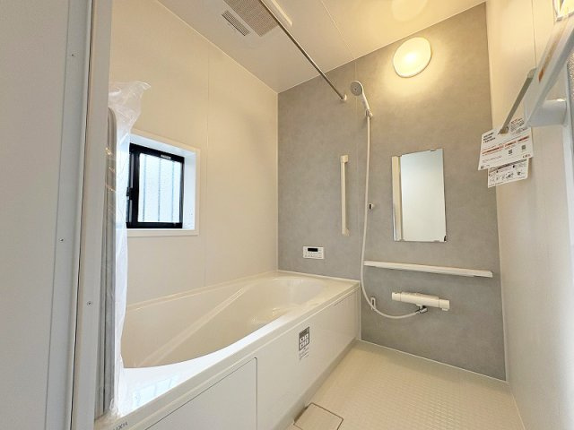 【浴室】 | 新座市野寺2丁目　新築一戸建住宅　全1棟　(保谷店) | 1日の疲れを癒す広々としたバスルーム。浴室乾燥機が備わり、天候を気にせず洗濯物を干すことが可能です。